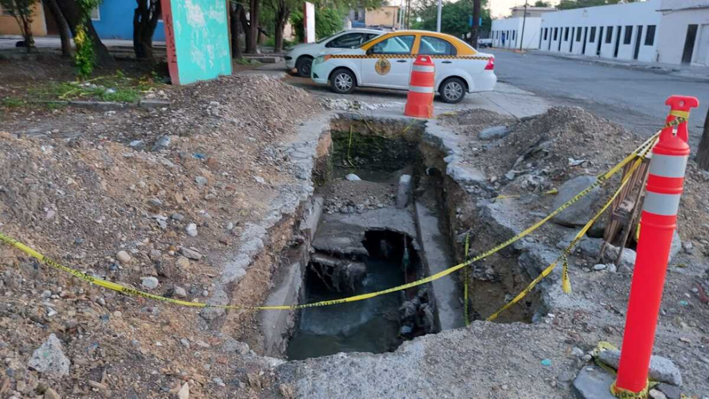 Agua Y Drenaje Deja Dos Pozos Abiertos Por Semanas En El Centro De Monterrey; Vecinos Exigen Solución Ante Negligencias.