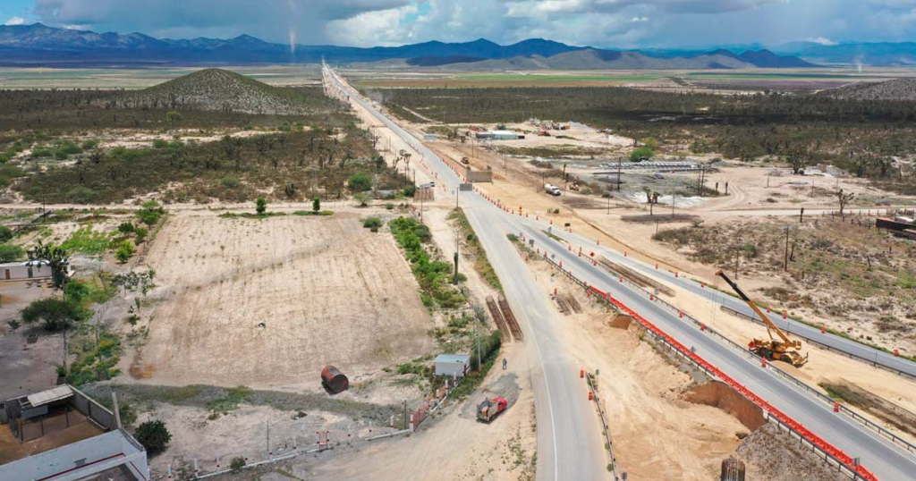 La Carretera Interserrana Acumula Retrasos Y Sobrecostos. Tras 14 Meses, El Tramo Más Corto Sigue Inconcluso Y El Gobierno Estatal No Da Respuestas Claras.