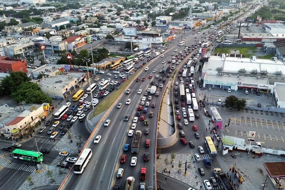 Image - Entre Regios Una Fila De Hasta Dos Kilómetros Colapsó La Avenida Miguel Alemán Por El Cierre De Carriles Debido a Las Obras De La Línea 6 Del Metro En Nuevo León.