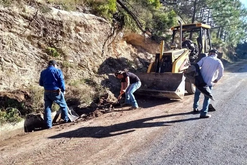 Image - Entre Regios Vecinos De La Sierra De Santiago Reparan Por Su Cuenta Los Destrozos Del Huracán Alberto En La Carretera a Los Lirios Tras Más De Un Año De Abandono Estatal.