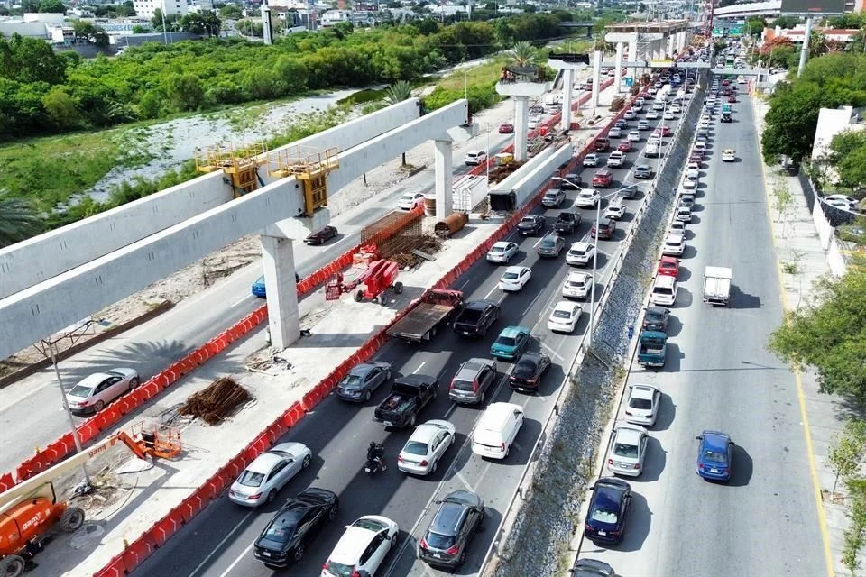 Image - Entre Regios Las Obras De La Línea 6 Del Metro Colapsaron La Vialidad En Nuevo León, Cerrando Carriles En Avenida Constitución Y Provocando Caos Frente Al Hospital Del Imss.