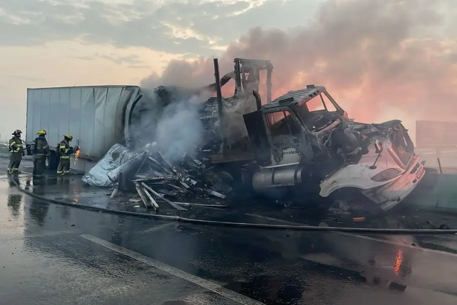 Image - Entre Regios Un Accidente De Tráiler En La Autopista Al Aeropuerto Causó Un Incendio Y Un Severo Caos Vial Que Afectó a Automovilistas Y Pasajeros Durante Varias Horas.