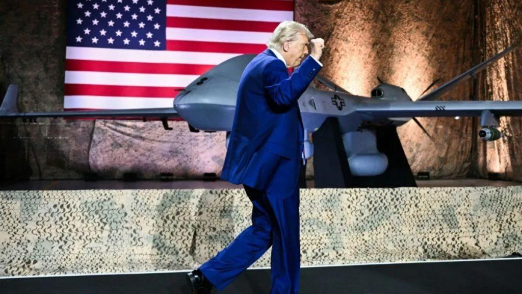 Donald Trump Caminando Con El Puño Alzado - Entre Regios