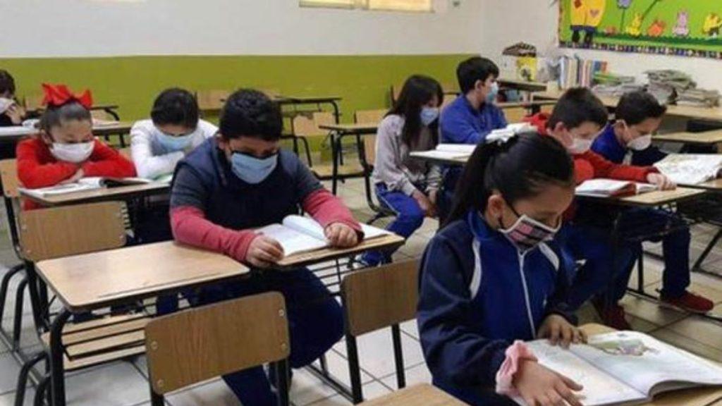 Niños En Un Salón De Clases Con Cubrebocas