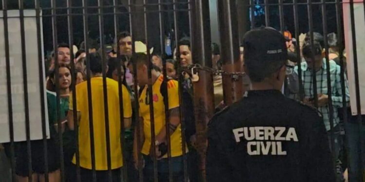 Mala Organización Del Fan Fest De Nuevo León Desata Caos En Accesos - Entre Regios