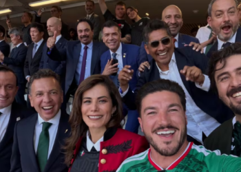Group Selfie of Smiling Professionals at a Formal Event, with a Woman in a Red Jacket and a Man in a Green Jersey in Front. - Entre Regios