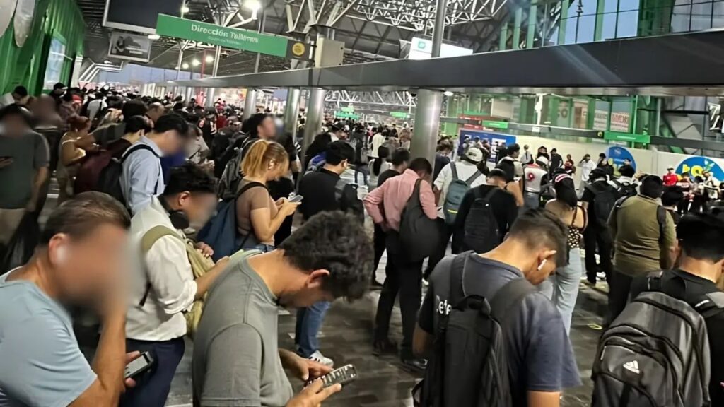 Crowded Indoor Concourse with a Long Line of Travelers Waiting, Many with Backpacks and Phones. - Entre Regios