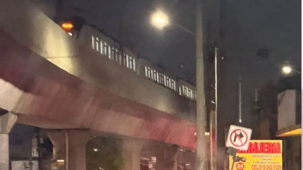 Nighttime Urban Street Scene Under a Concrete Elevated Rail/road Overpass, with Streetlights and Storefront Signs Visible Below. - Entre Regios